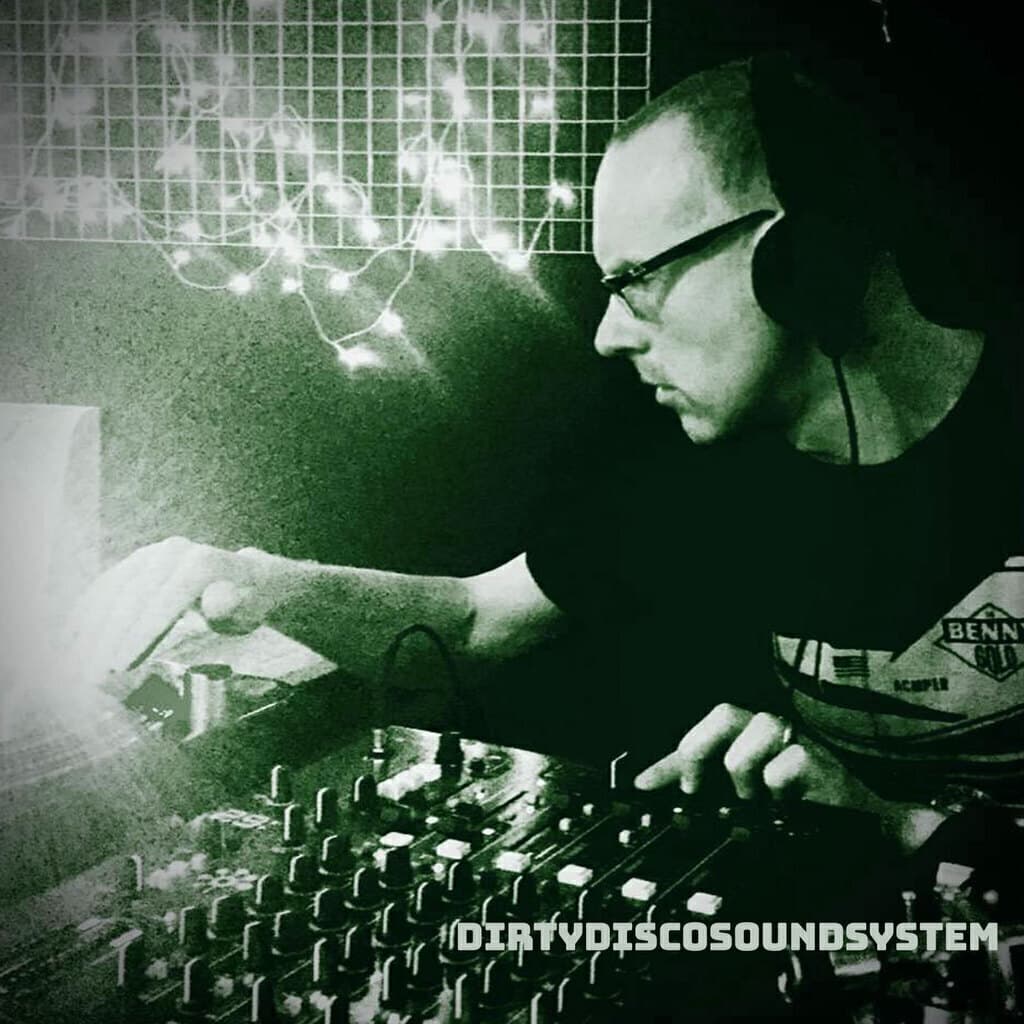 Live Dj Social – Dirty Disco Sound System